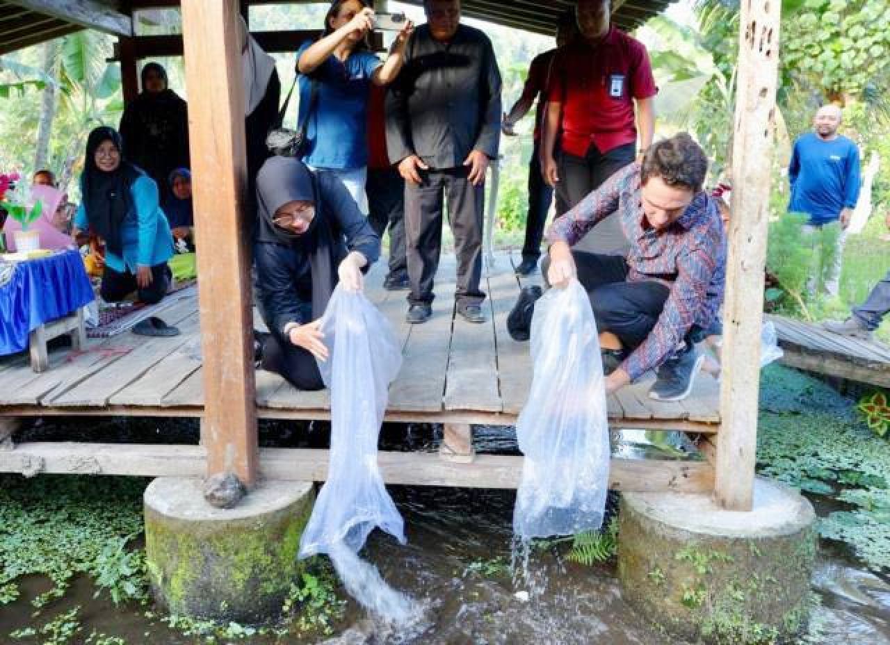 Sungai Watch Sebar Jaring Penghalang Sampah di 23 Sungai Banyuwangi, Target 100 Jaring
