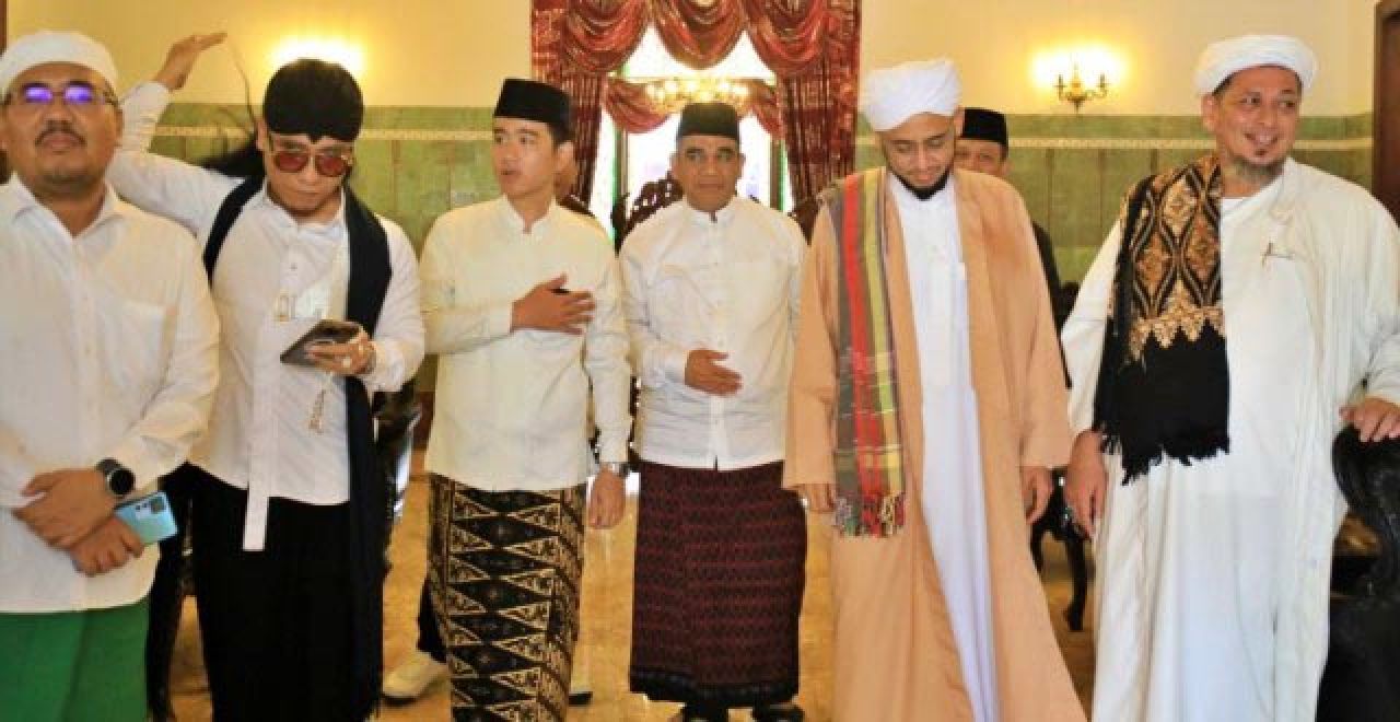 Didampingi Gus Sadad, Sekjen Gerindra Muzani Bersama Gibran Hadiri Haul Habib Ali Solo
