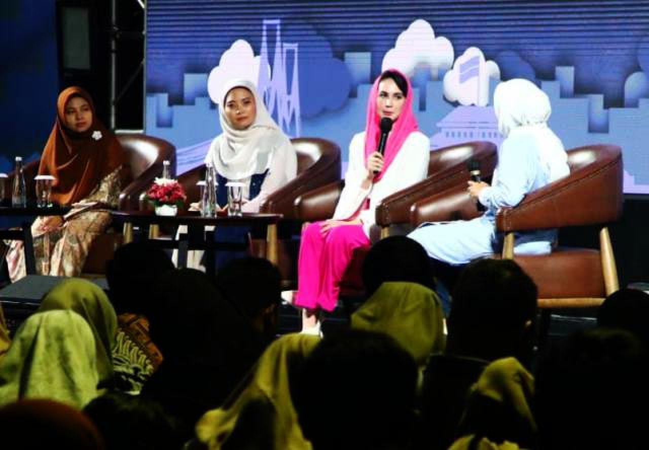 Arumi Bachsin Sebut Perempuan Rentan Jadi Korban Pinjol Ilegal dan Investasi Bodong, Solusinya?