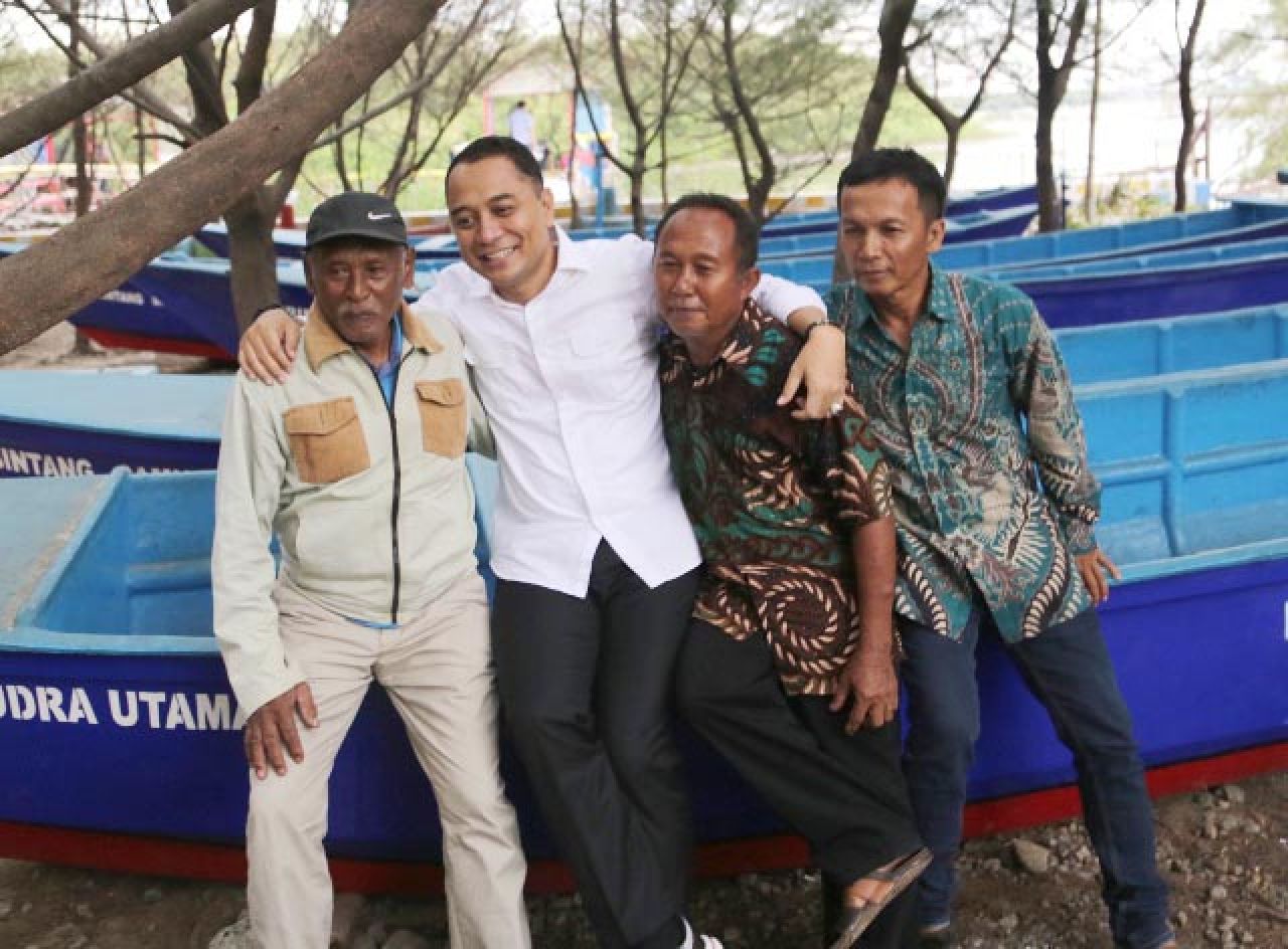 Nelayan di Surabaya Semringah Dapat Bantuan Alat Tangkap Ikan, Eri Cahyadi: Jangan Disalahgunakan!