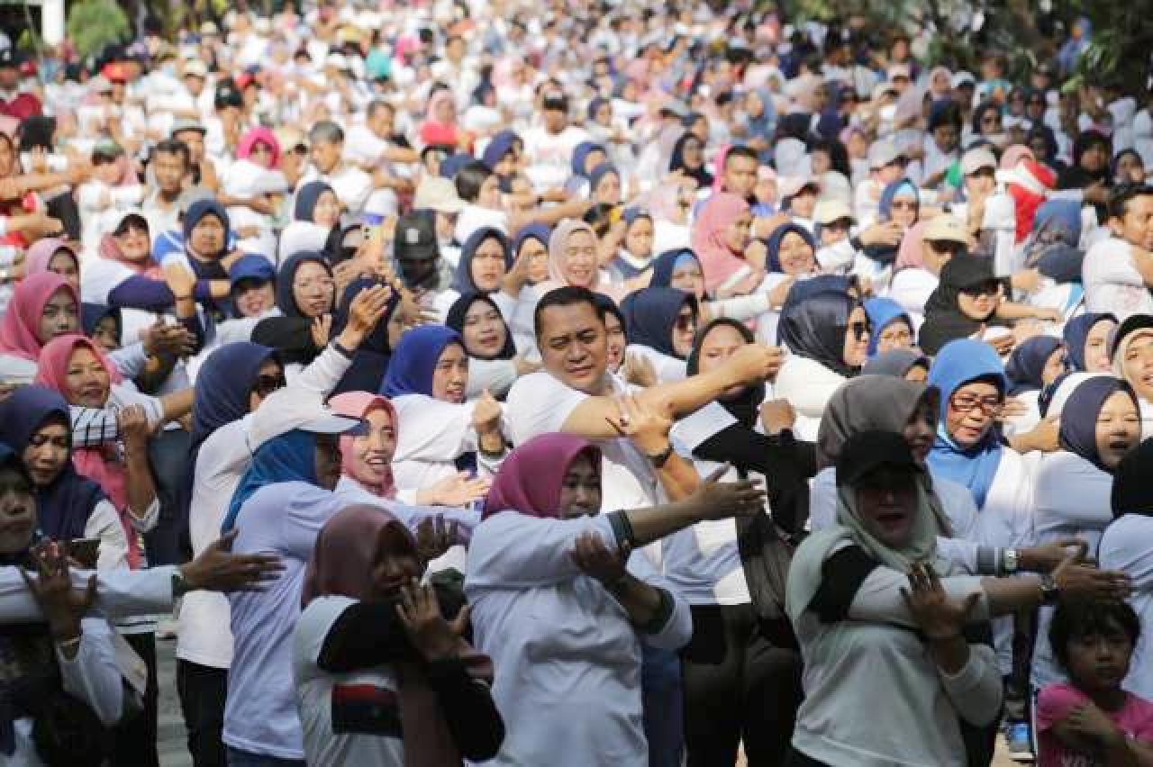 Seru! Senam Bareng Ribuan Guru di Kebun Raya Mangrove, Eri Cahyadi Hadiahi Motor dan Sepeda