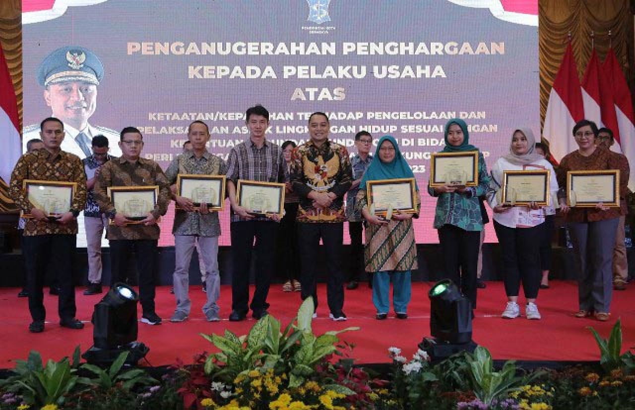 Beri Penghargaan 16 Pelaku Usaha Peduli Lingkungan, Eri Cahyadi: Lingkungan Tak Dijaga, Hancur Surabaya!