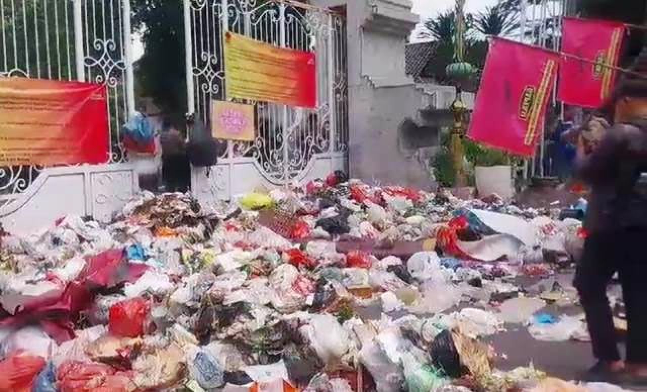 Kecewa Berat! Pekerja Kebersihan Sidoarjo Tumpahkan Sampah di Depan Kantor Bupati Muhdlor