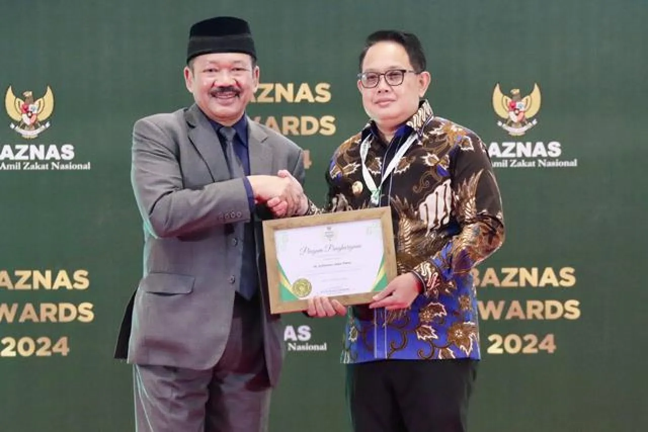 Baru 14 Hari Duduki Pj Gubernur Jatim, Adhy Karyono Mulai Koleksi Penghargaan!