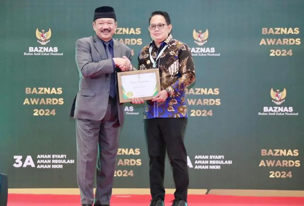 Baru 14 Hari Jadi Pj Gubernur Jatim Adhy Karyono Sabet Penghargaan Baznas, Apa Kontribusinya dalam Zakat?