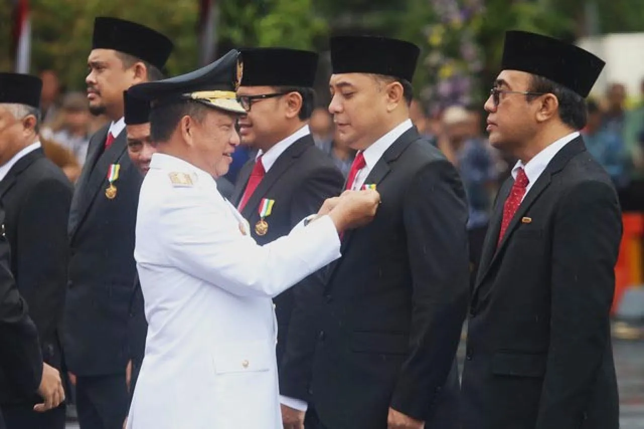Sejarah! Eri Cahyadi Wali Kota Surabaya Pertama Terima Satyalancana Karya Bhakti Praja Nugraha