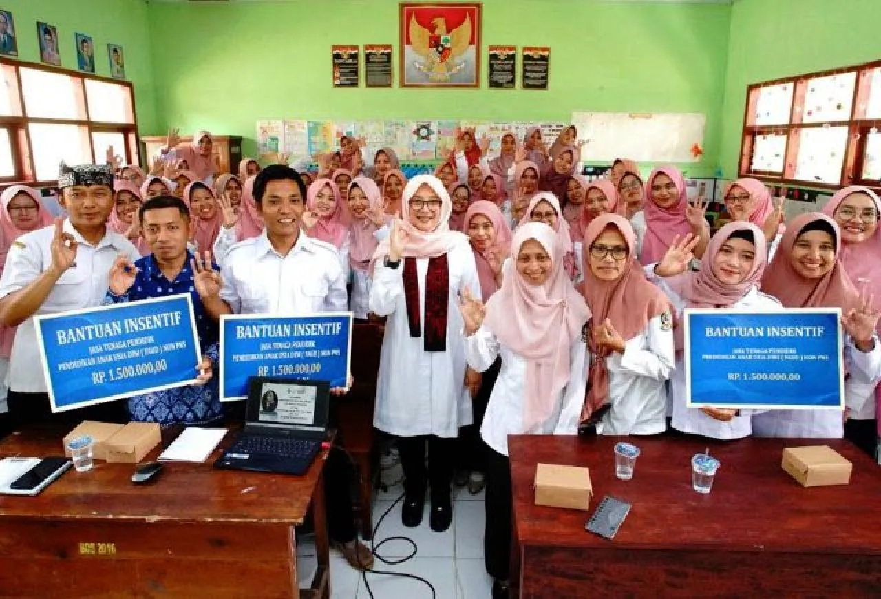 Salurkan Insentif Rp 7,2 M untuk 1.200 Guru PAUD, Bupati Ipuk: Apresiasi atas Pengabdian yang Tulus!