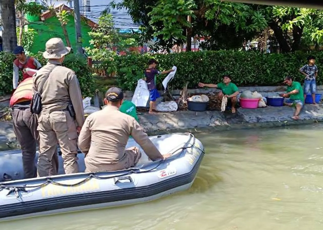 DLH Surabaya: Buang Rumen Hewan Kurban ke Sungai Bisa Didenda atau Kurungan Penjara!
