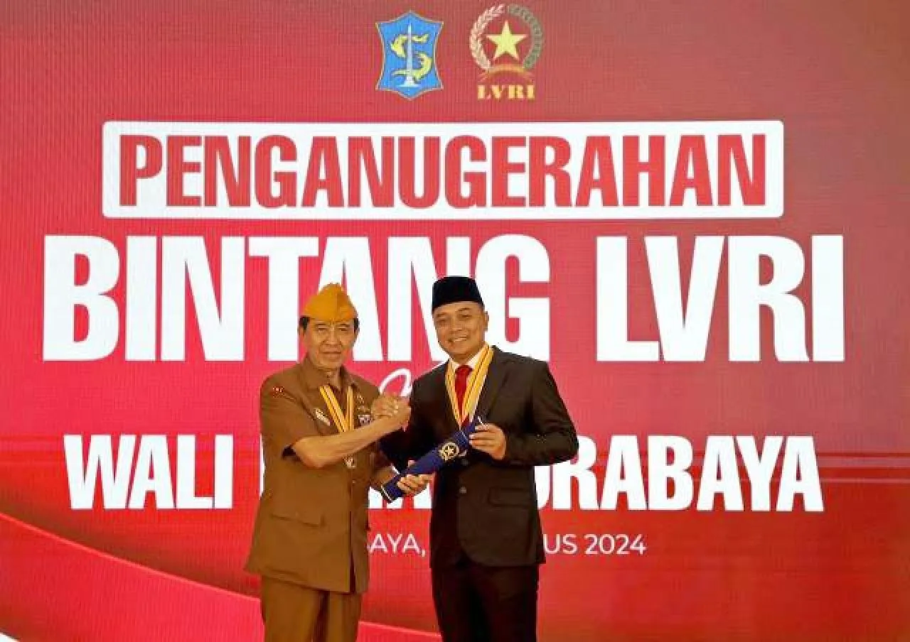 Eri Cahyadi Terima Penghargaan Tertinggi Bintang LVRI dari Legiun Veteran RI