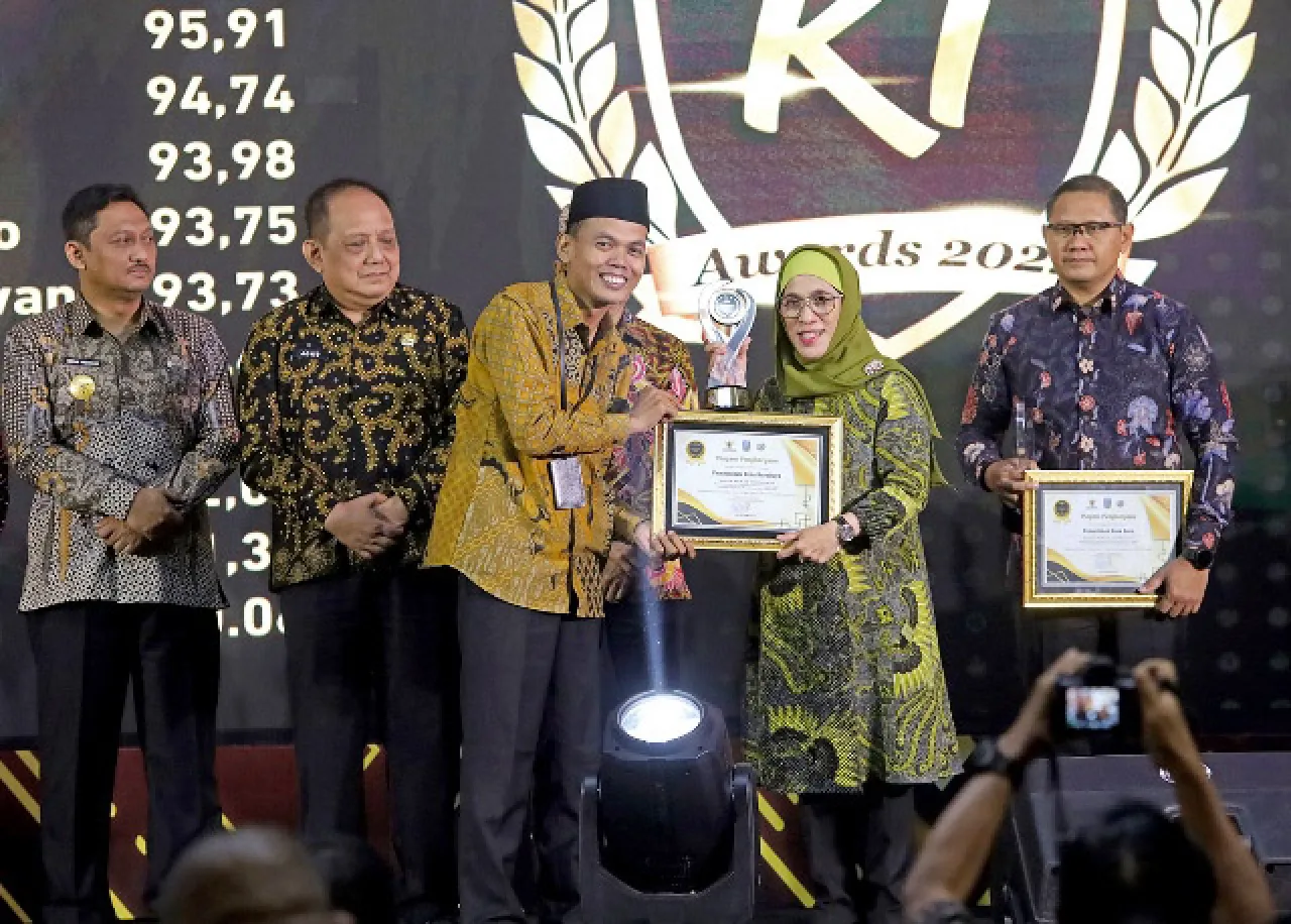 Pemkot Surabaya Raih Penghargaan Badan Publik Informatif dari KI Jatim