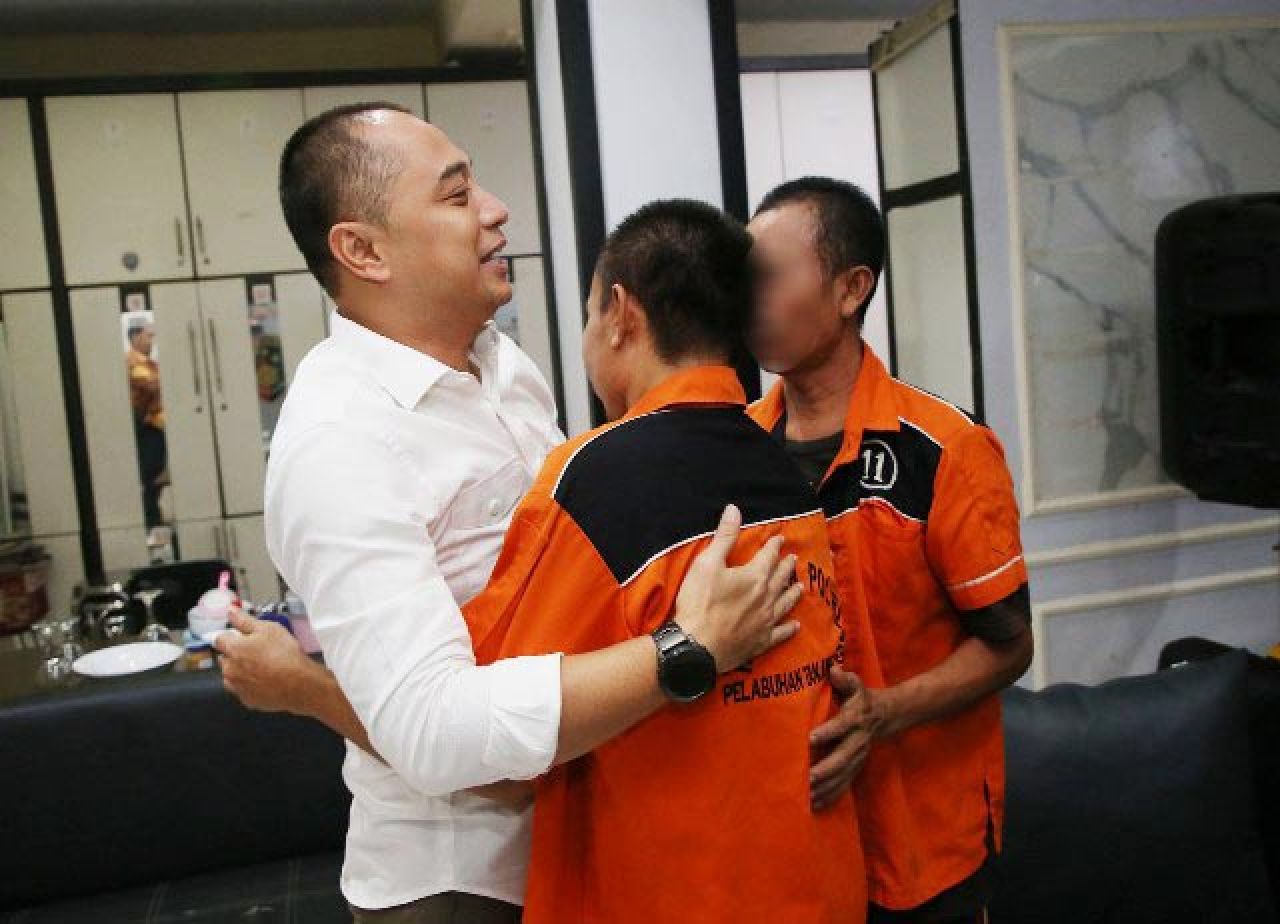 Jenguk Tersangka Perusakan Batu-Batu Kenjeran, Eri Cahyadi: Saya Maafkan, Tolong Ikut Jaga SIB!