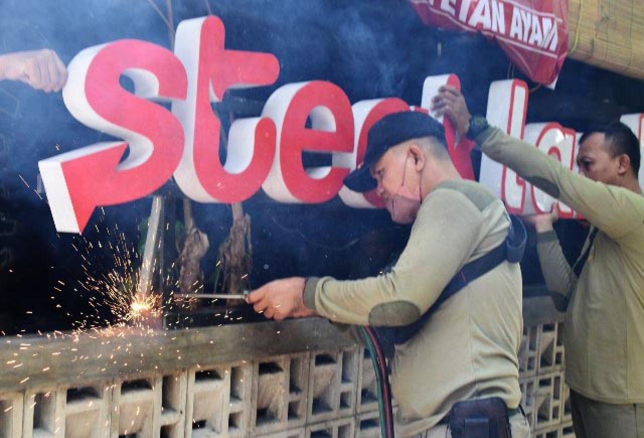 Tindak Tegas! Satpol PP Surabaya Bongkar Reklame Tak Berizin dan Tak Bayar Pajak
