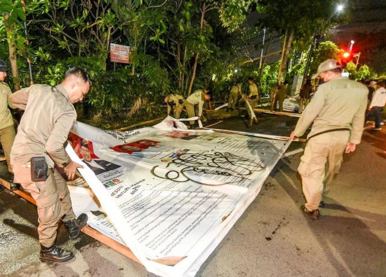 Masa Tenang Pemilu, Satpol PP Surabaya Bareng Bawaslu-KPU Turunkan Seluruh APK!