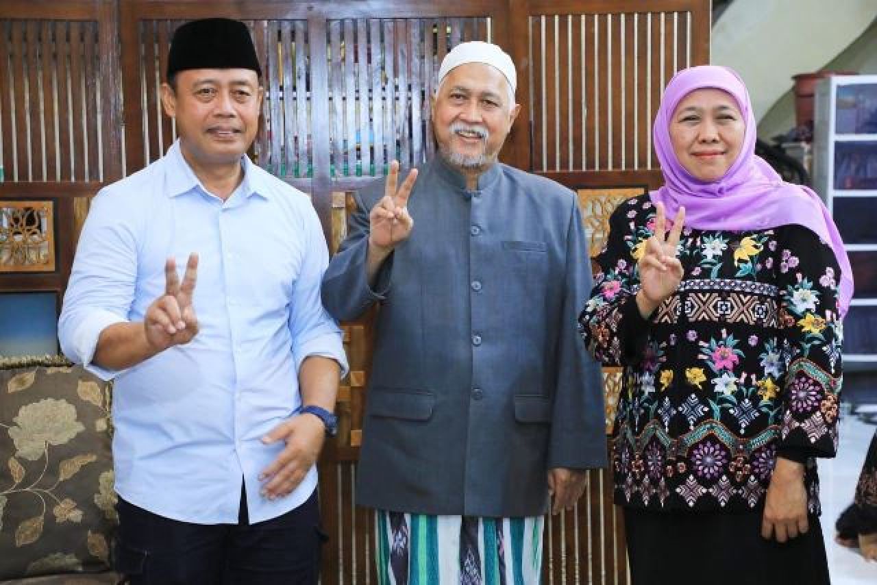 Salam 2 Jari Bareng Khofifah, Pengasuh Ponpes Sidogiri Doakan Prabowo-Gibran Menang Sekali Putaran!