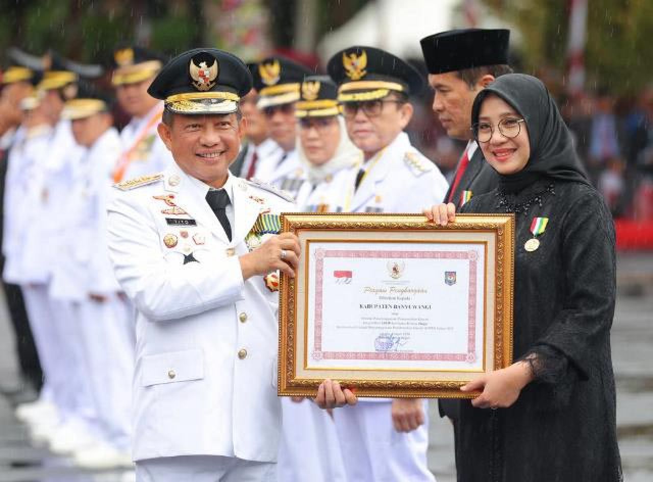 Diserahkan Mendagri, Presiden Jokowi Beri Penghargaan Sekali Seumur Hidup ke Bupati Banyuwangi