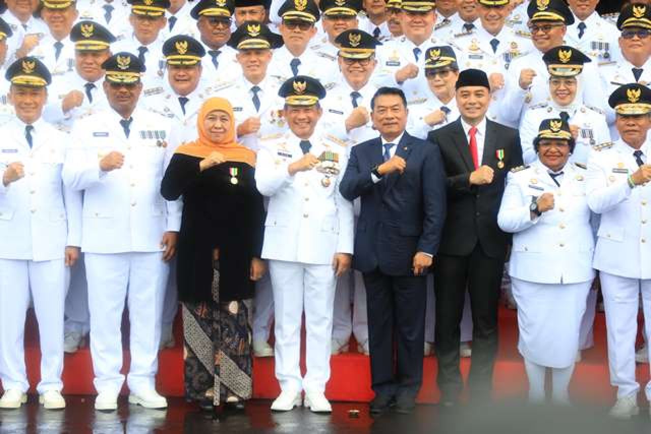 Khofifah Terima Satyalancana Karya Bhakti Praja Nugraha, Mendagri: Bukan Pesanan!