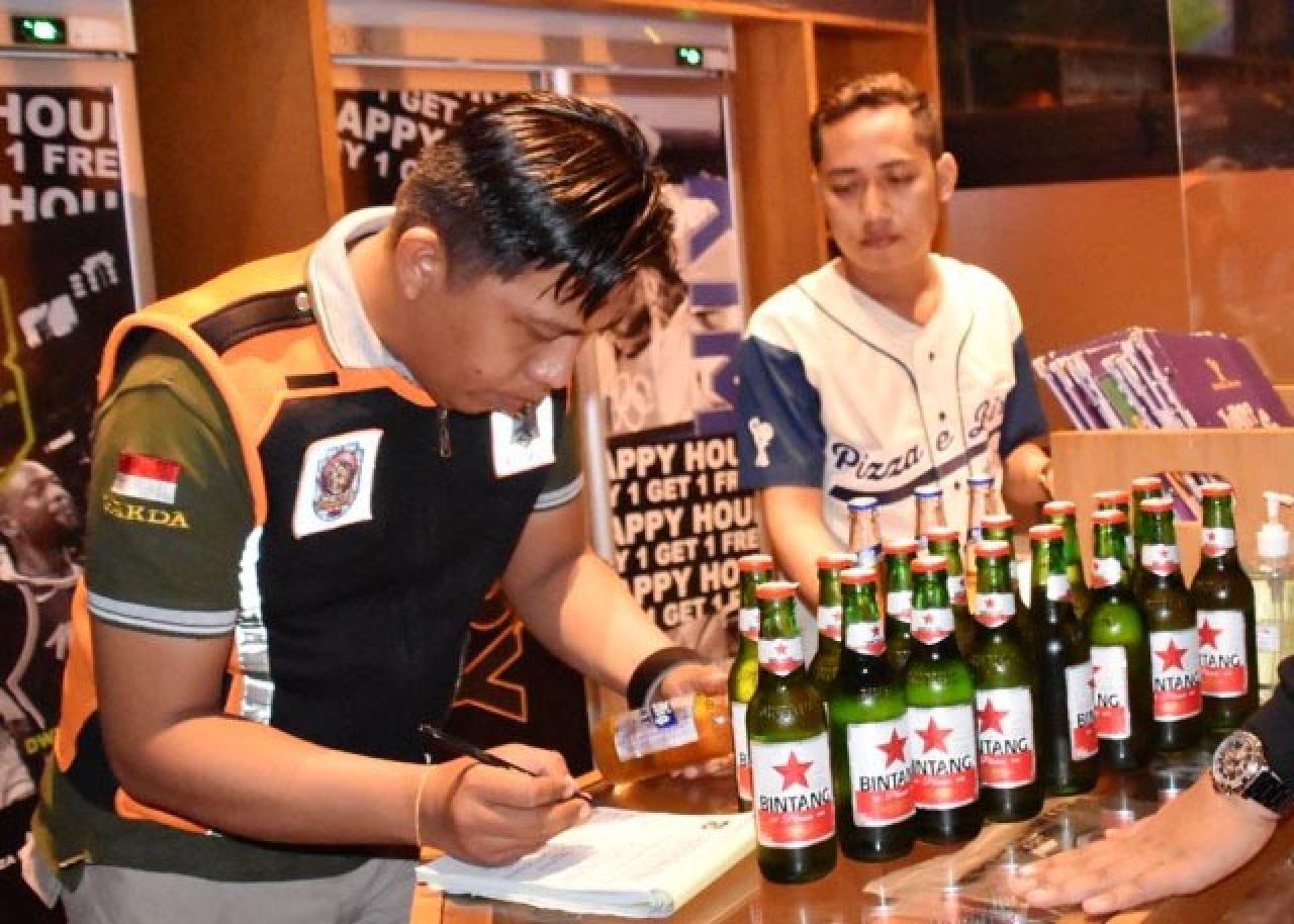 Satpol PP Surabaya Sita Puluhan Botol Mihol selama Ramadhan dari RHU, Sanksinya Ringan!