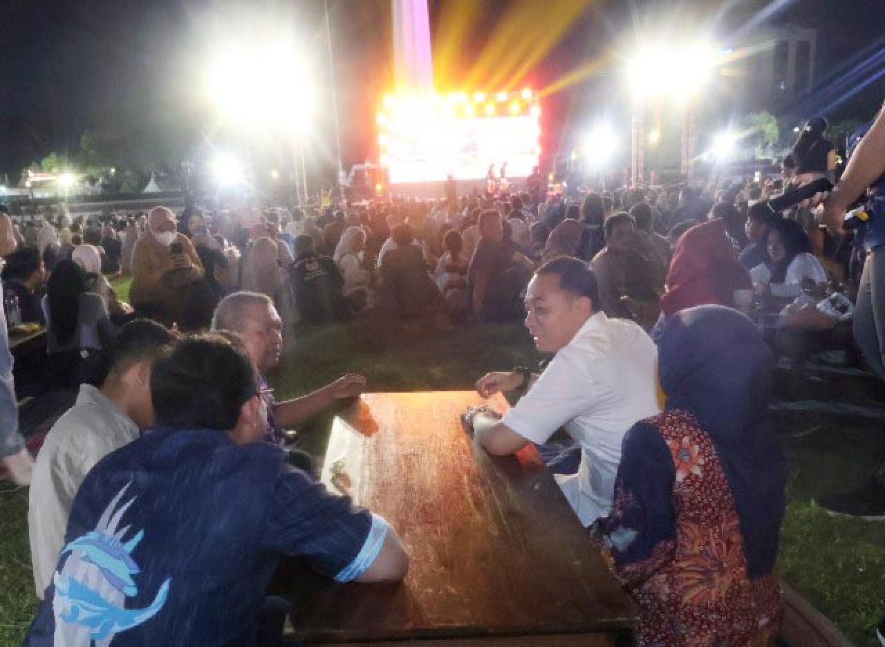 Eri Cahyadi dan Keluarga Asyik Nikmati Night at The Museum, Tak Canggung Lesehan Bareng Pengunjung