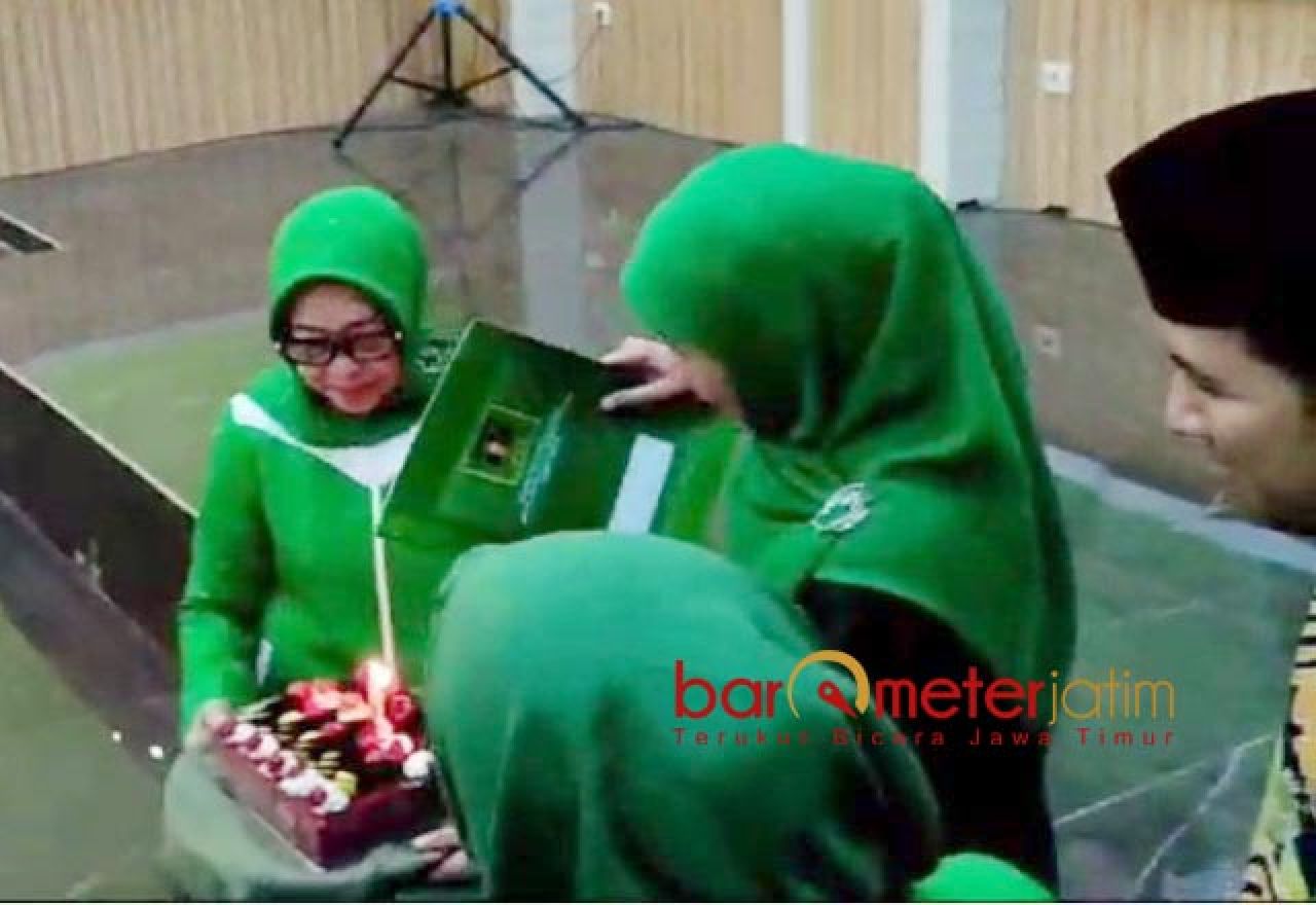 PPP Beri Kejutan Kue Ultah, Eh.. Khofifah Pakai Surat Rekom Cagub buat Kipas Pengganti Tiup Lilin!