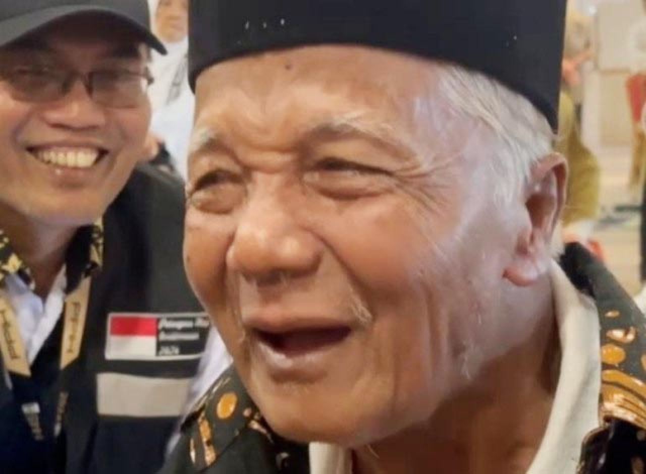 Mbah Sayid, Lansia 'Djarum' yang Tingkahnya Bikin Petugas dan Jamaah Haji Terhibur!