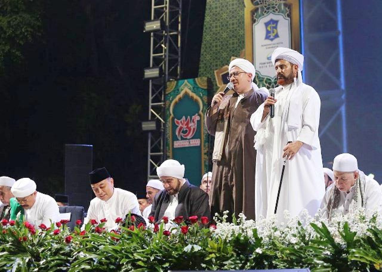 Surabaya Bershalawat di Tugu Pahlawan, Habib Syech Ajak Jamaah Doakan Eri Cahyadi!