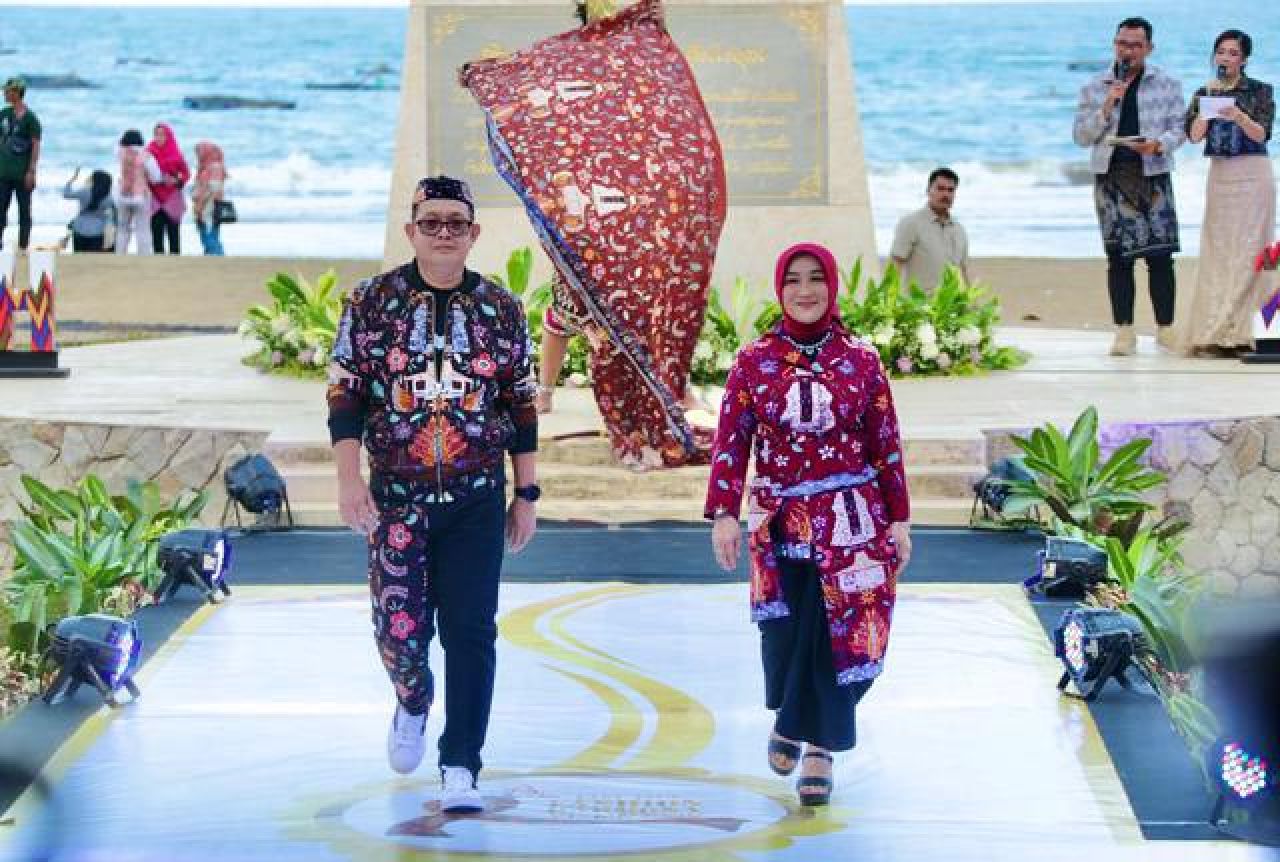 Launching Batik Omah Budoyo, Pj Gubernur Jatim dan Istri Kompak Jadi Model Dadakan!