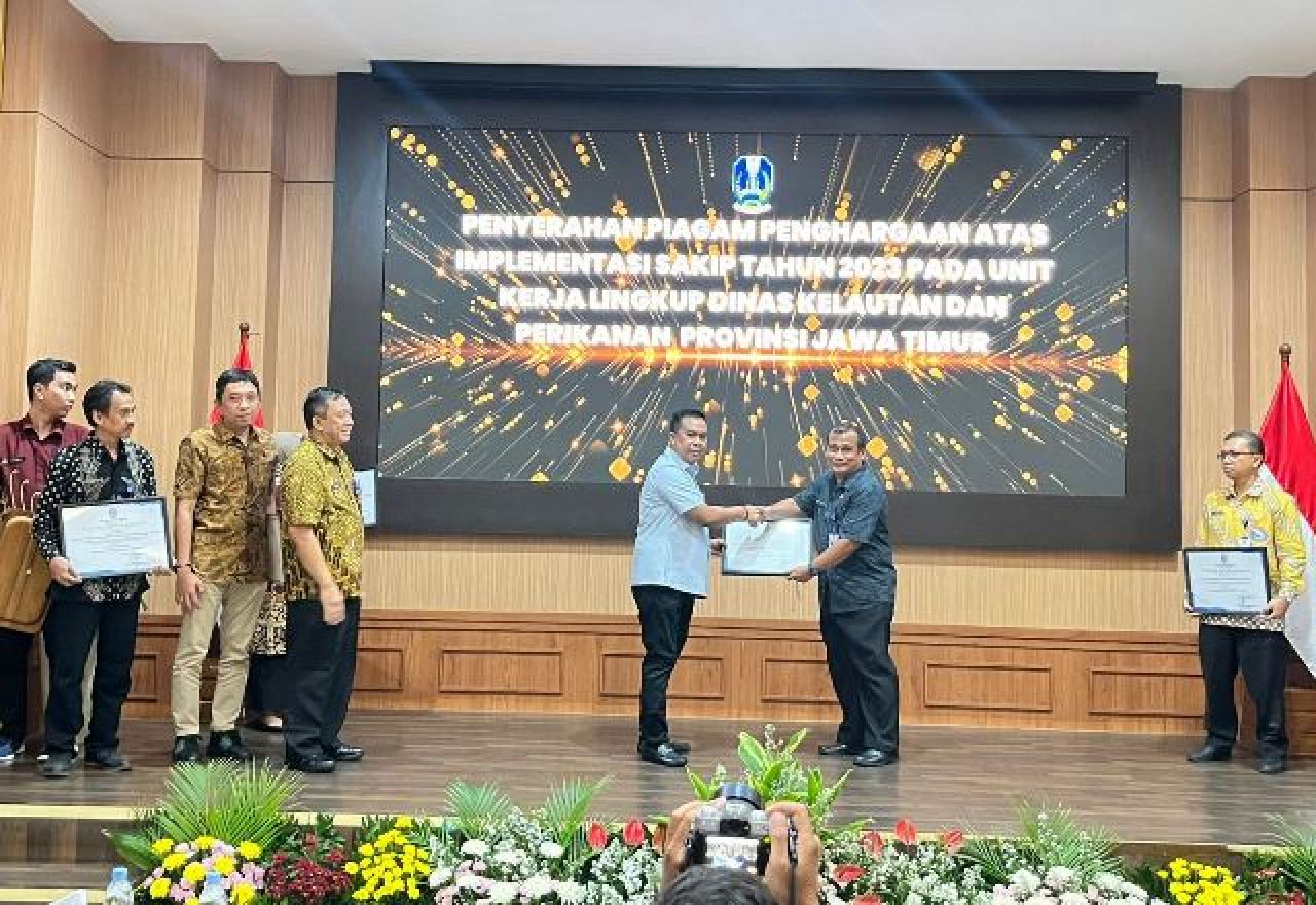 Implementasi SAKIP di Lingkup DKP Jatim, Isa Anshori Beri Penghargaan Unit Kerja