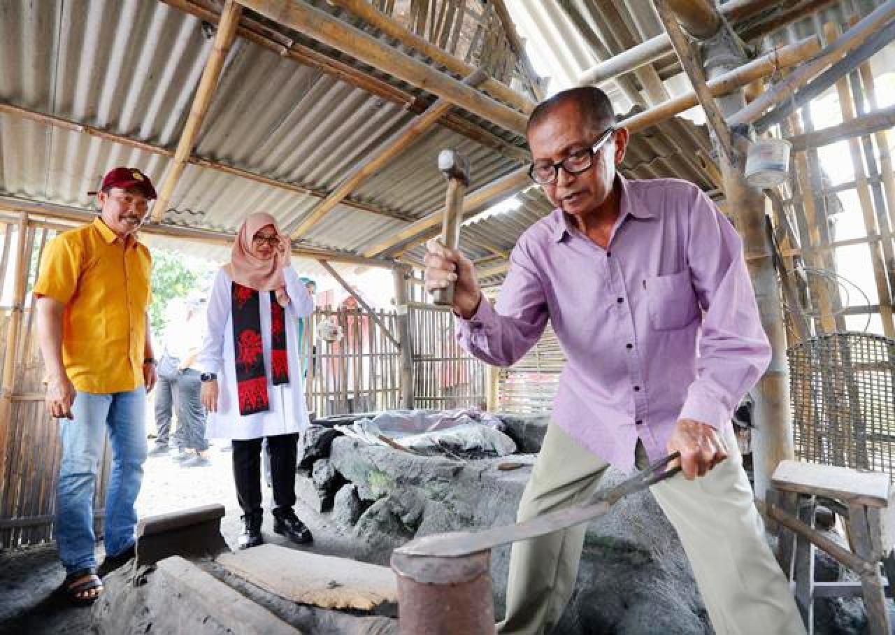 Pandai Besi Banyuwangi Bersaing dengan Produk Pabrikan, Jaga Kualitas Dikirim Luar Kota