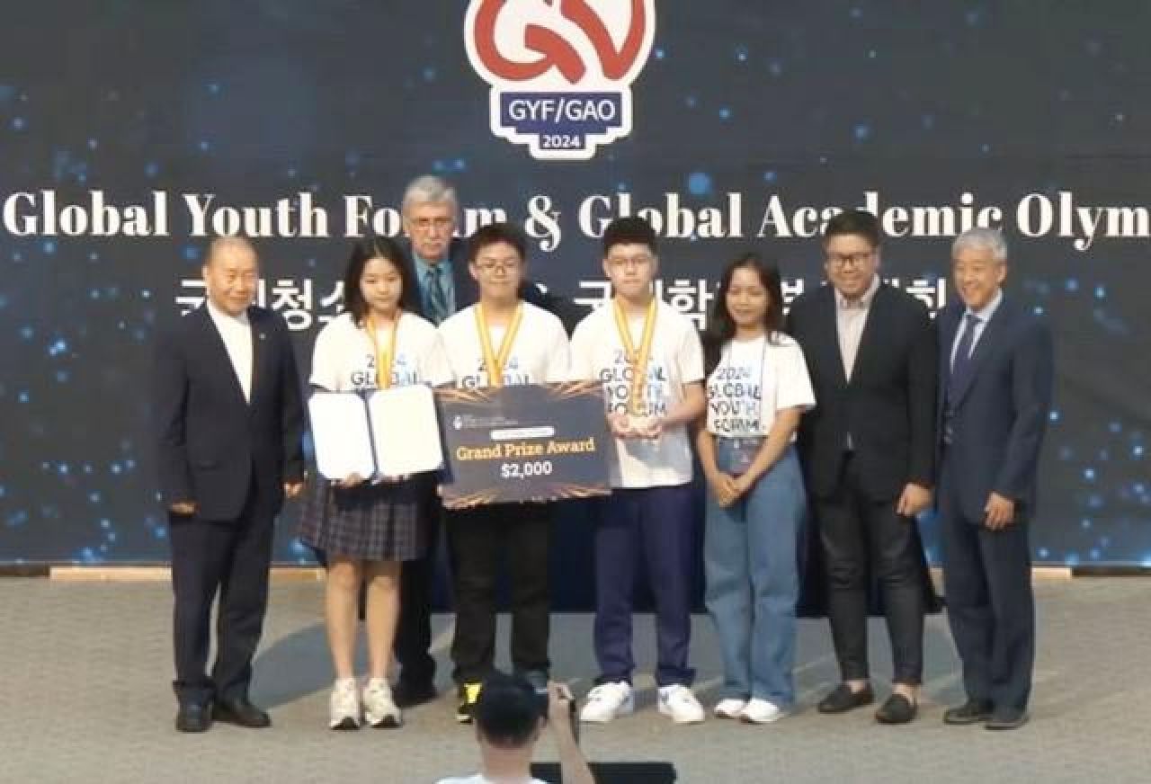 Harumkan Indonesia! 3 Siswa VITA Surabaya Taklukkan Kompetisi AI di Korsel