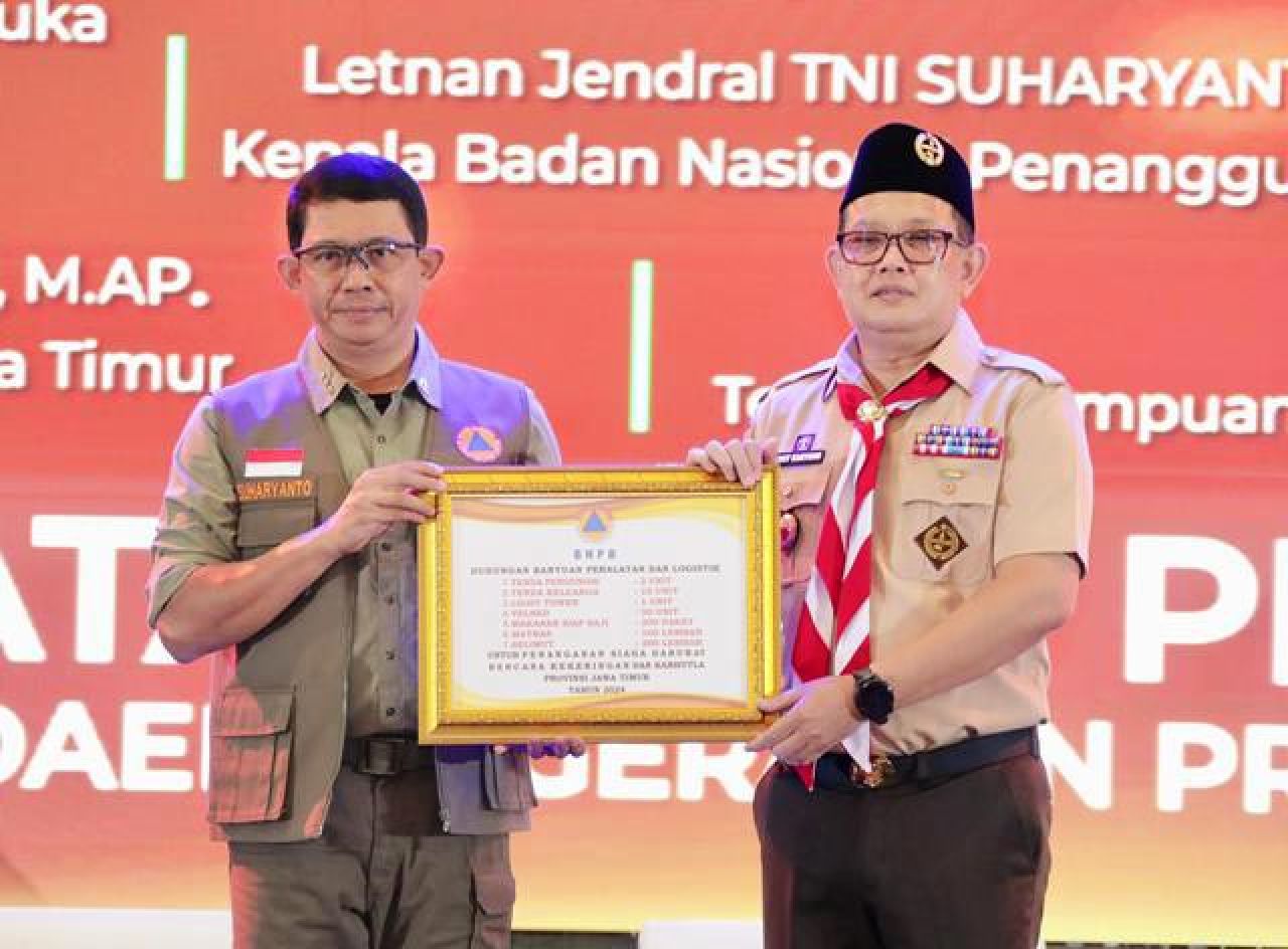 Indeks Risiko Bencana di Jatim Terus Menurun, Adhy Karyono Diganjar Pin Emas BNPB