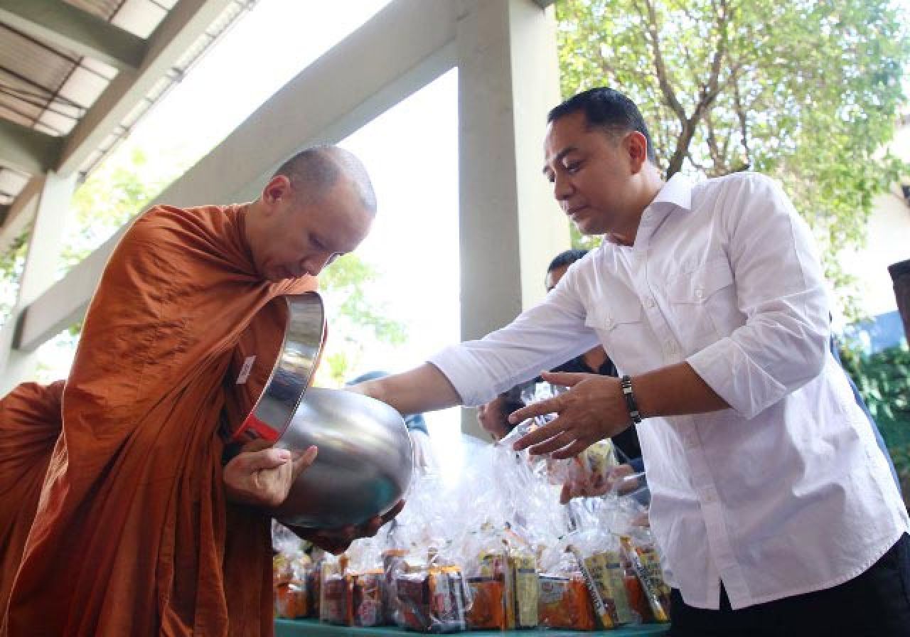 Hadiri Pindapata dan Pabbajja Samanera, Ini yang Dirasakan Eri Cahyadi!