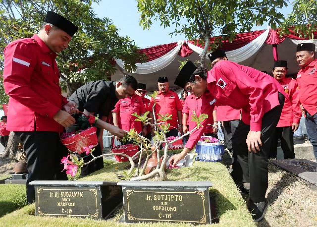 Peringati Kudatuli, PDIP Surabaya Ziarahi Makam Sutjipto dan Tokoh PDI Promeg