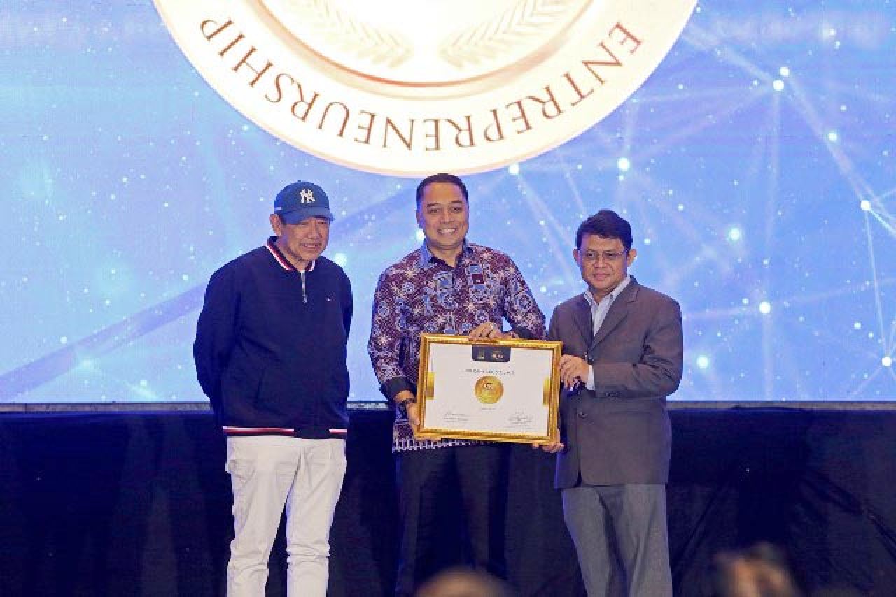 Sukses Hidupkan Kota Lama dan Tunjangan, Eri Cahyadi Raih CI-EL Medal of Distinction 2024