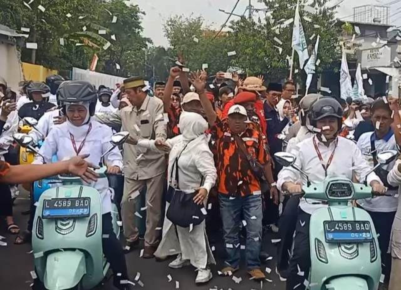 Daftar ke KPU Jatim Naik Motor Listrik, Khofifah-Emil Komitmen Jaga Green Energy