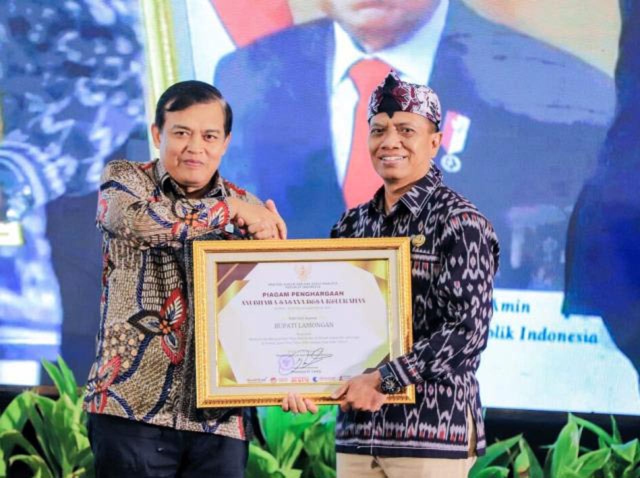 Ciptakan Budaya Hukum, Bupati Lamongan Yuhronur Diganjar Kemenkumham Penghargaan