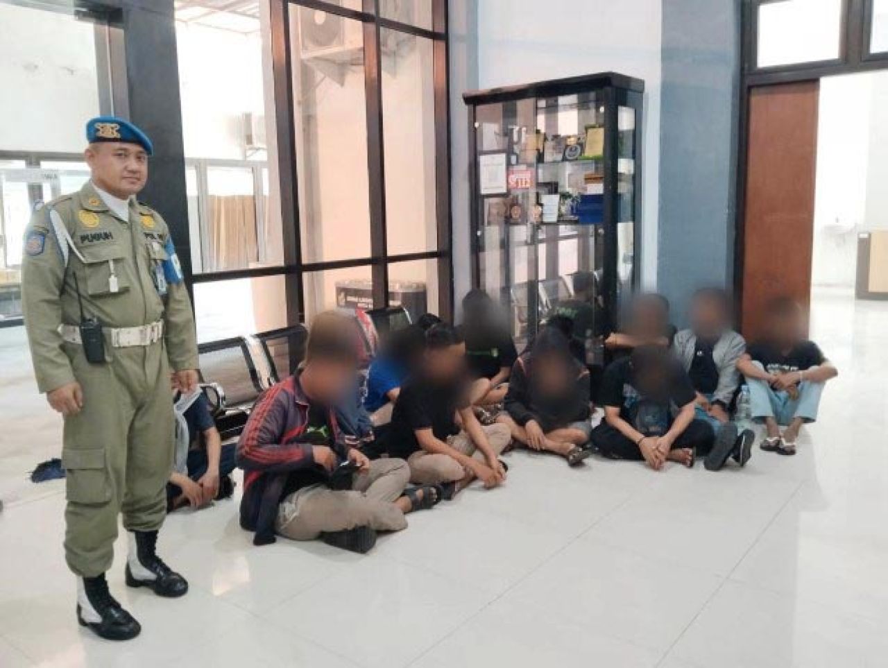 Satpol PP Surabaya Amankan 13 Orang Pesta Miras, 1 Positif Konsumsi Narkoba!