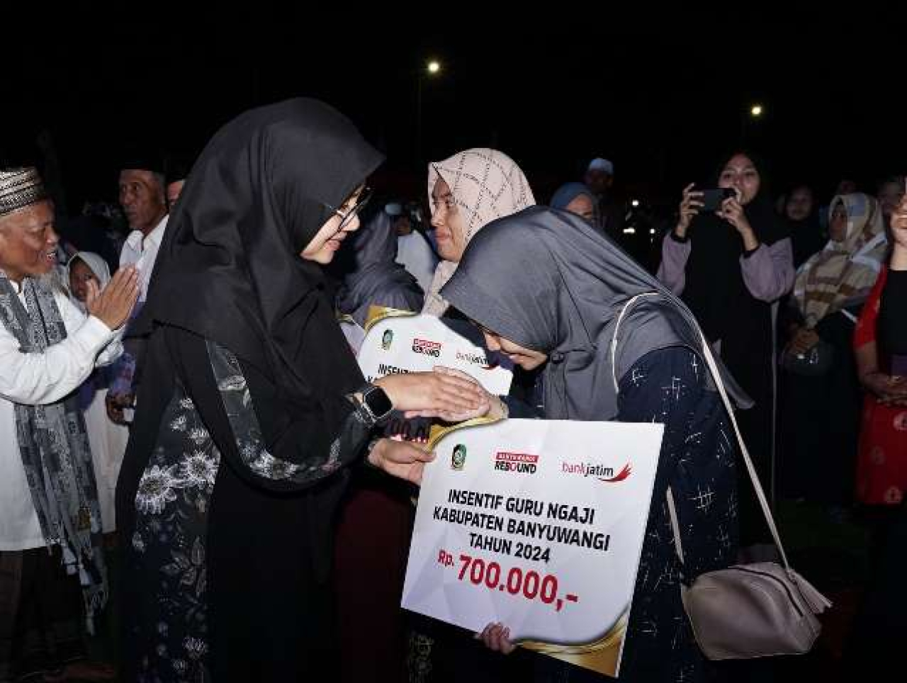 Ipuk Serahkan Insentif 14.119 Guru Ngaji: Mereka Ujung Tombak Pembelajaran Al Qur'an