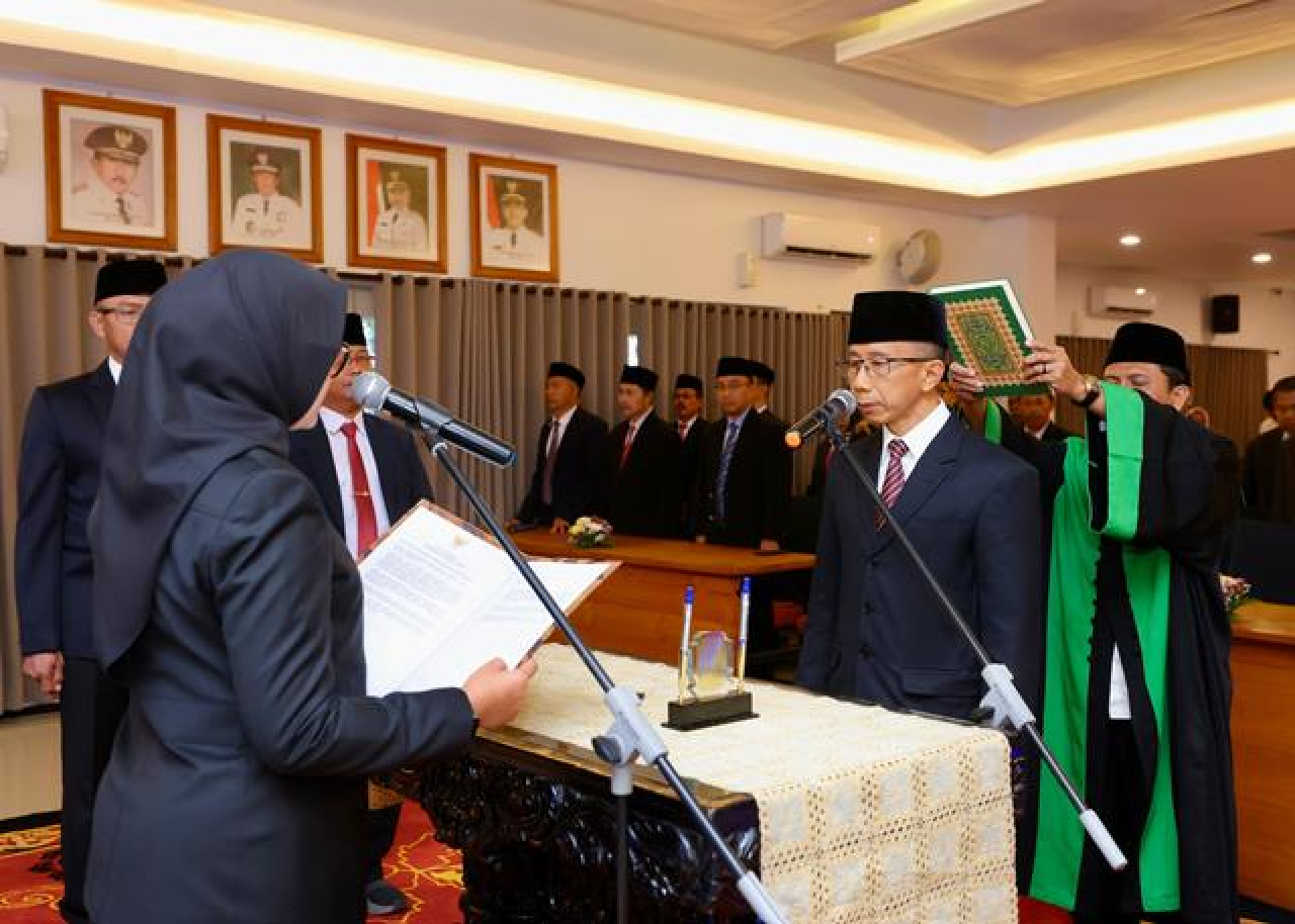 Mujiono Maju Pilkada, Ipuk Lantik Kadis PU Pengairan Jadi Pj Sekda Banyuwangi