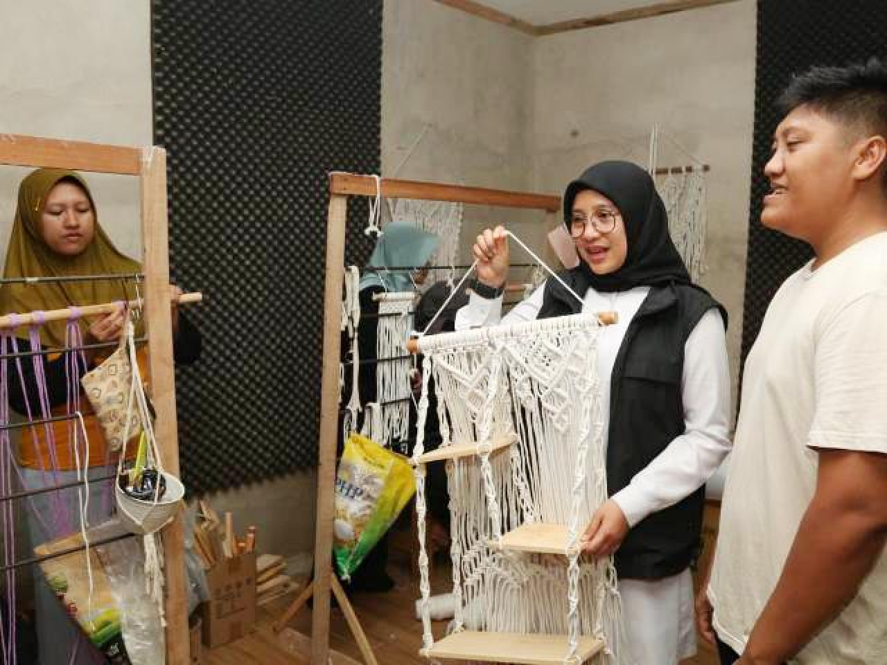 Ibu di Banyuwangi Raup Cuan dari Makrame, Ipuk Terus Tumbuhkan Jiwa Entrepreneur!