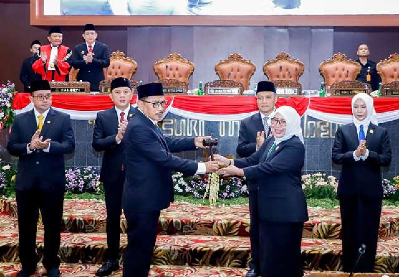 5 Pimpinan Diambil Sumpah Jabatan, DPRD Jatim Resmi Diketuai Eks Napi Korupsi!