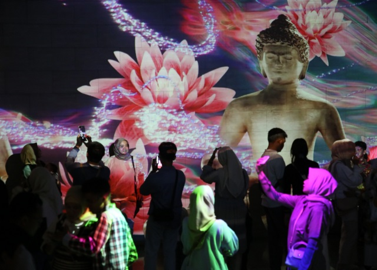 Pameran Seni Visual Lumioria di Alun-Alun Surabaya, Pengalaman Baru Nikmati Video Mapping