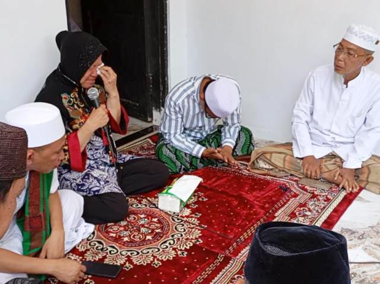 Dengar Insentif Ustadz Kurang dari Rp 100 Ribu, Air Mata Risma Tumpah!