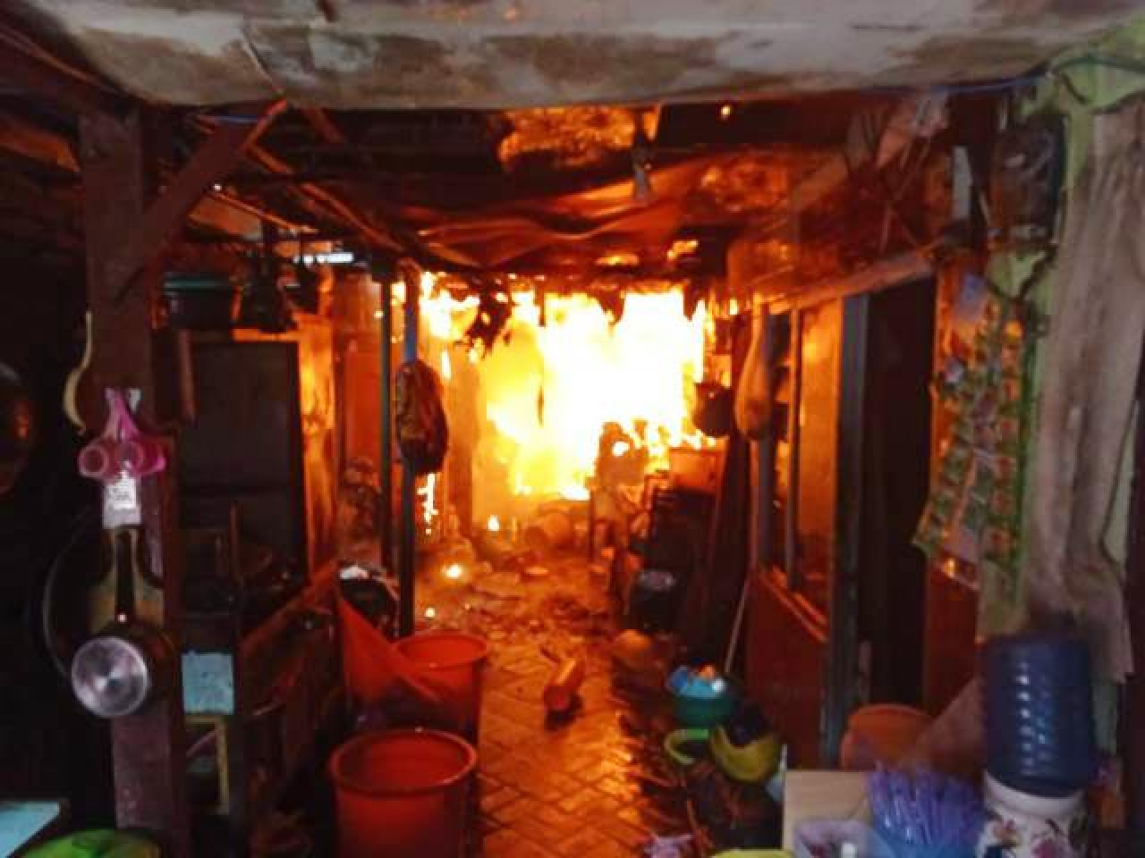 6 Rumah di Kemayoran Baru Surabaya Dilalap Api, Pemkot Kerahkan 16 Mobil Damkar