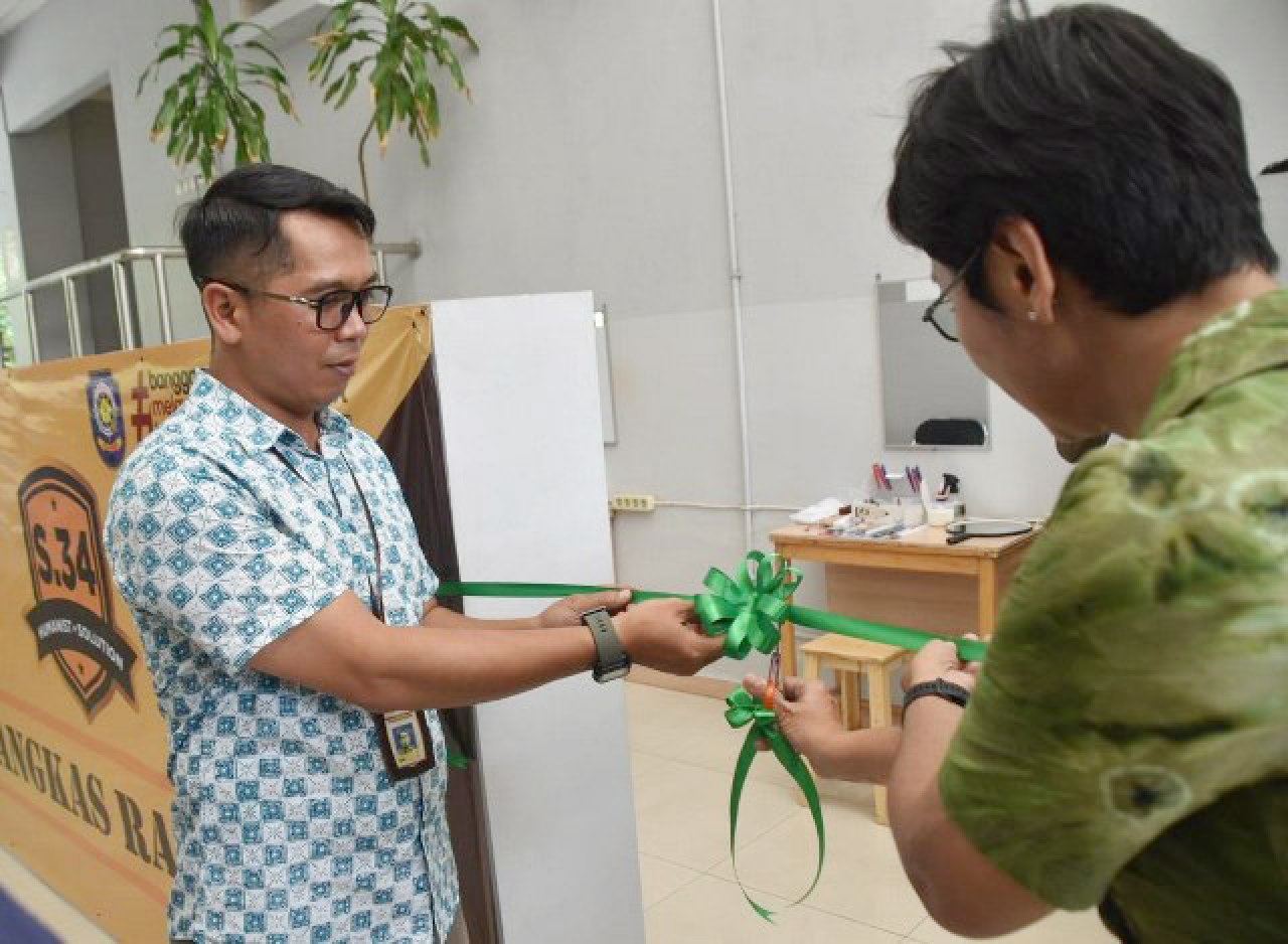 Berdayakan Warga Miskin, Satpol PP Surabaya Dirikan Pangkas Rambut S34