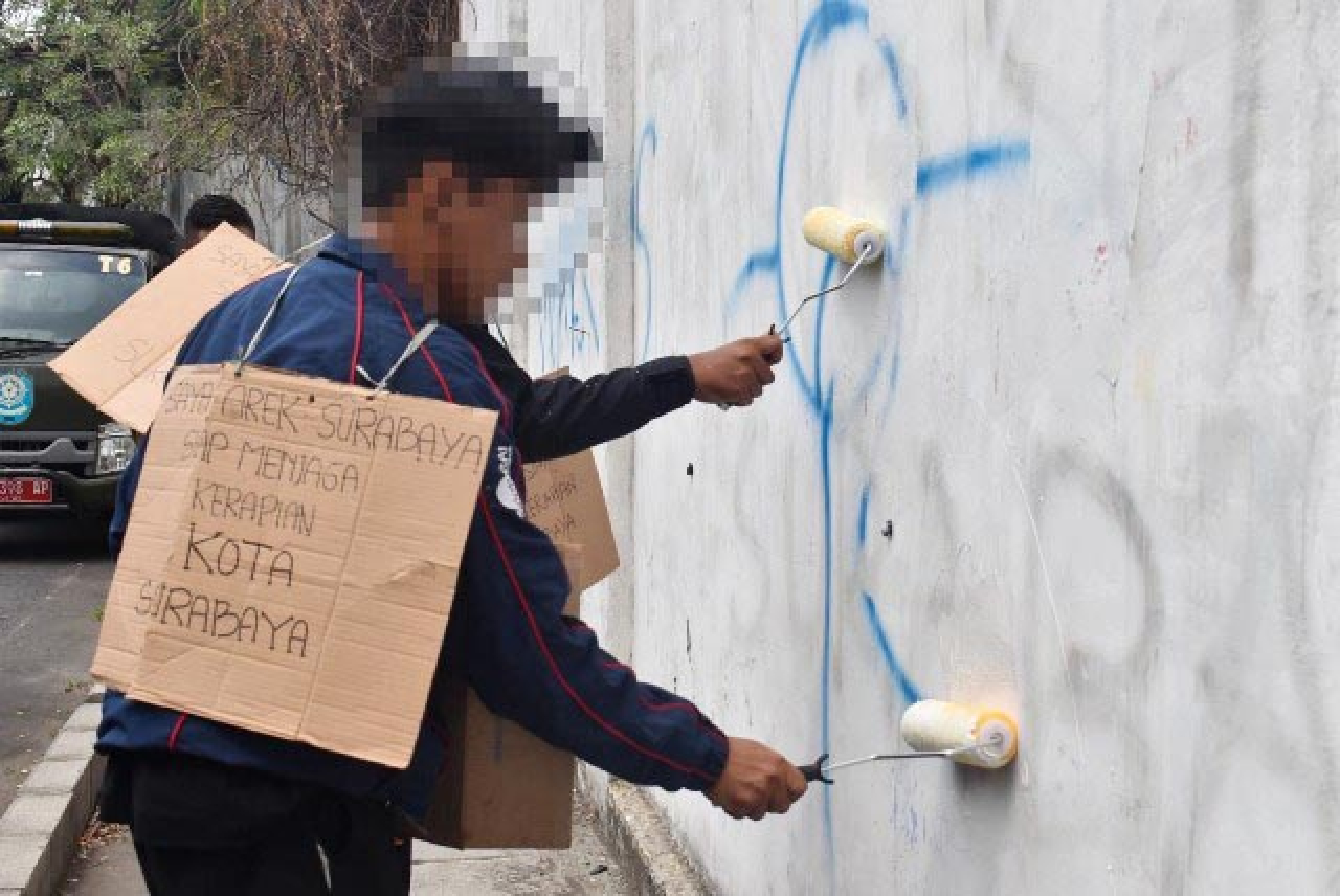 Aksi Vandalisme, Dua Pemuda di Surabaya Disanksi Cat Ulang Tembok!