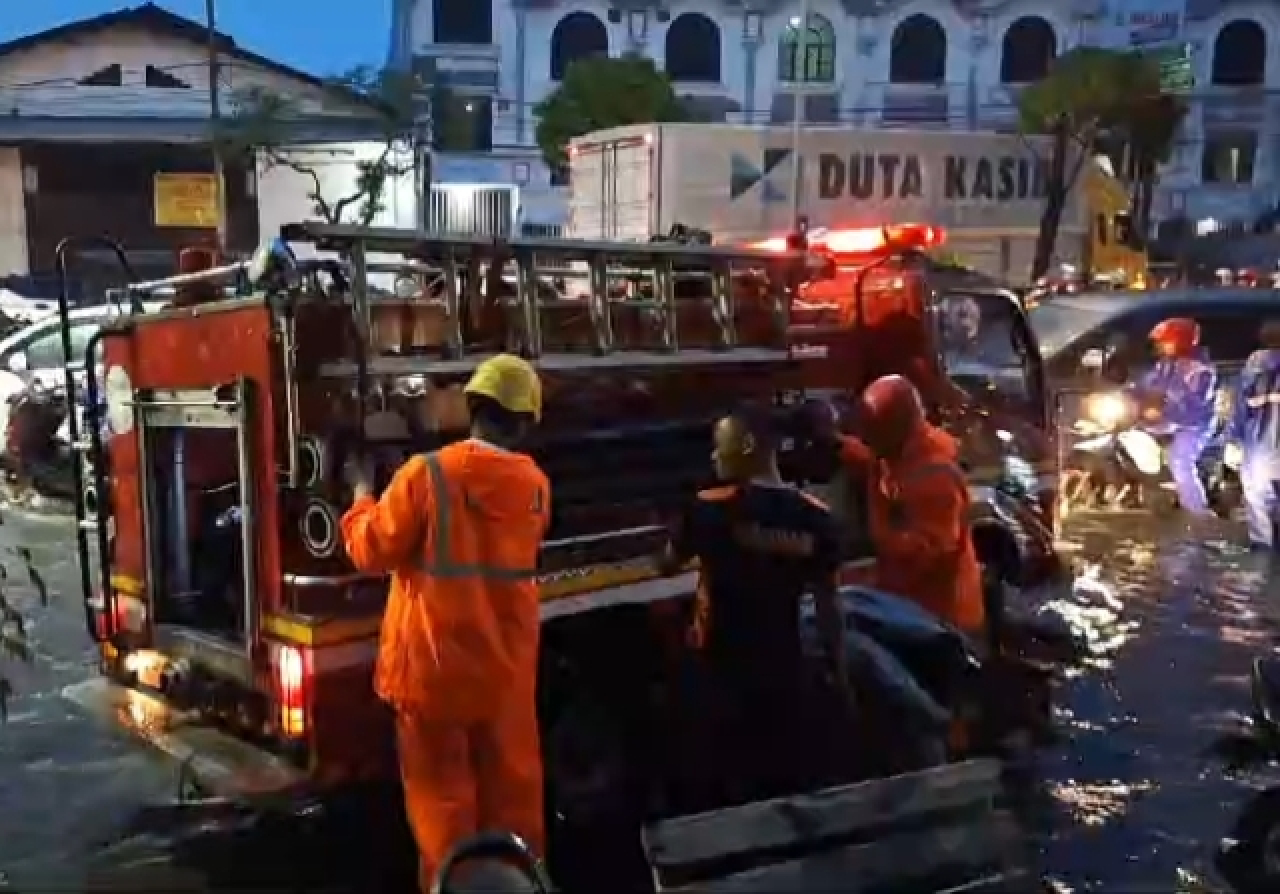Surabaya Disapu Hujan dan Angin Kencang, DPKP Sibuk Terjunkan Armada PMK