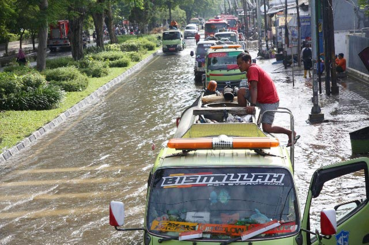 Banjir di Surabaya Lama Surut, Kata BMKG Ini Penyebabnya!