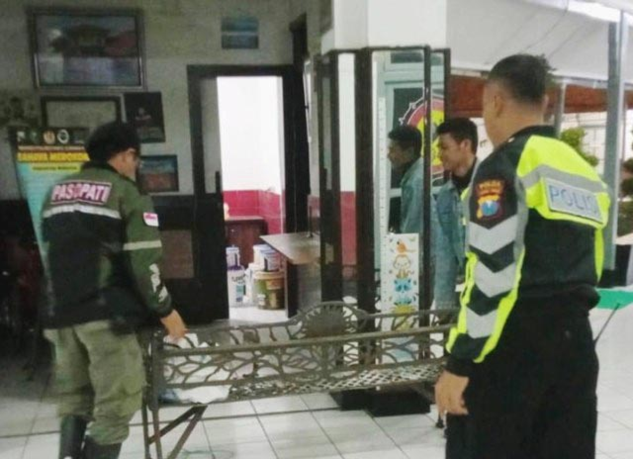 Nekat Curi Kursi Besi Milik Pemkot Surabaya, Pelaku Diseret ke Polsek Bubutan!