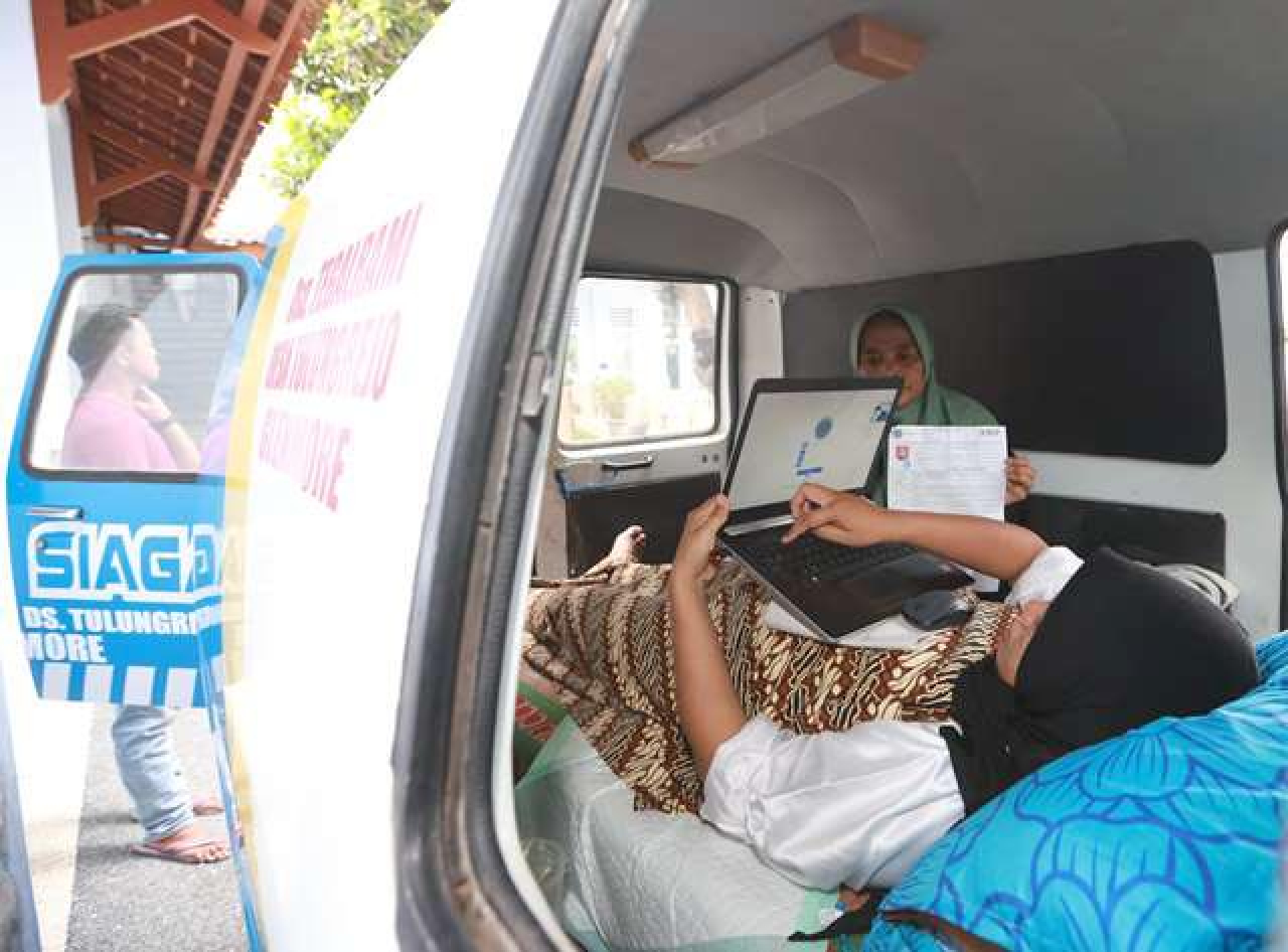 Tekad Peserta PPPK di Banyuwangi Bikin Haru, Tetap Ikut Ujian Meski di Dalam Ambulans!
