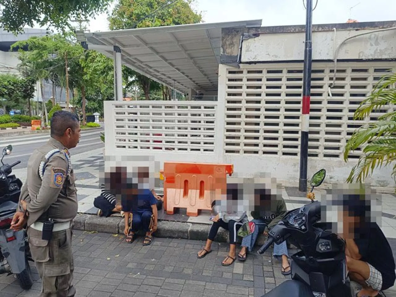 Awalnya Saling Ejek di TikTok, 6 Remaja Putri Adu Jotos di Depan Kantor Pemkot Surabaya